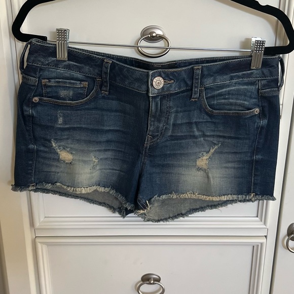 Express Never Worn Low Rise Relaxed Jean shorts size 6 - Picture 6 of 9